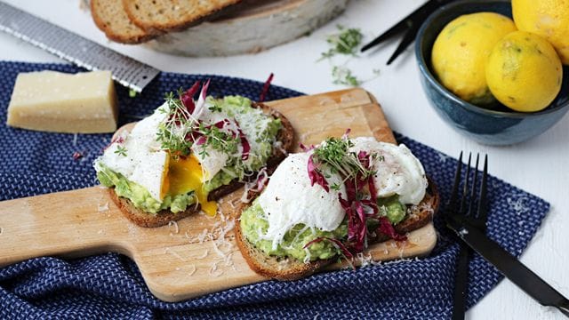 Die Grillstulle mit Avocadocreme und pochiertem Ei eignet sich wunderbar, um zwei Tage altes Brot lecker zu veredeln.