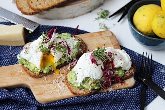 Die Grillstulle mit Avocadocreme und pochiertem Ei eignet sich wunderbar, um zwei Tage altes Brot lecker zu veredeln.