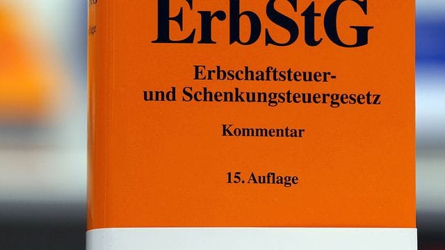 Erben, die für den Verstorbenen eine Steuererklärung abgeben, können die Kosten für den Steuerberater von der Erbschaftsteuer absetzen. Erben, die für den Verstorbenen eine Steuererklärung abgeben, können die Kosten für den Steuerberater von der Erbschaftsteuer absetzen.