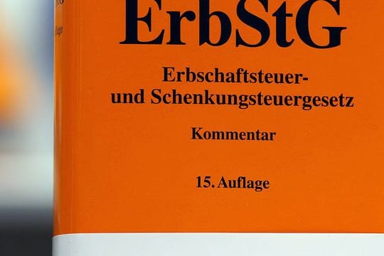 Erben, die für den Verstorbenen eine Steuererklärung abgeben, können die Kosten für den Steuerberater von der Erbschaftsteuer absetzen. Erben, die für den Verstorbenen eine Steuererklärung abgeben, können die Kosten für den Steuerberater von der Erbschaftsteuer absetzen.