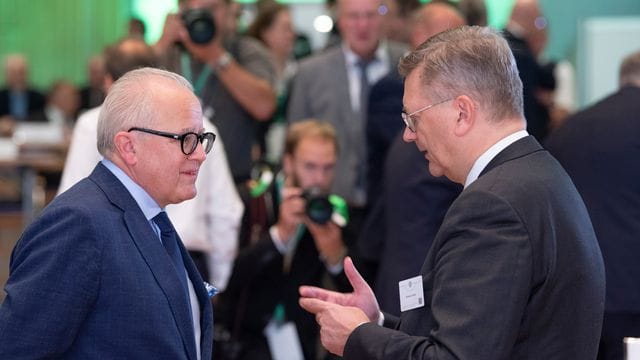 Fritz Keller (l) im Gespräch mit Reinhard Grindel (r).