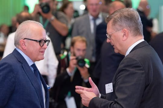 Fritz Keller (l) im Gespräch mit Reinhard Grindel (r).