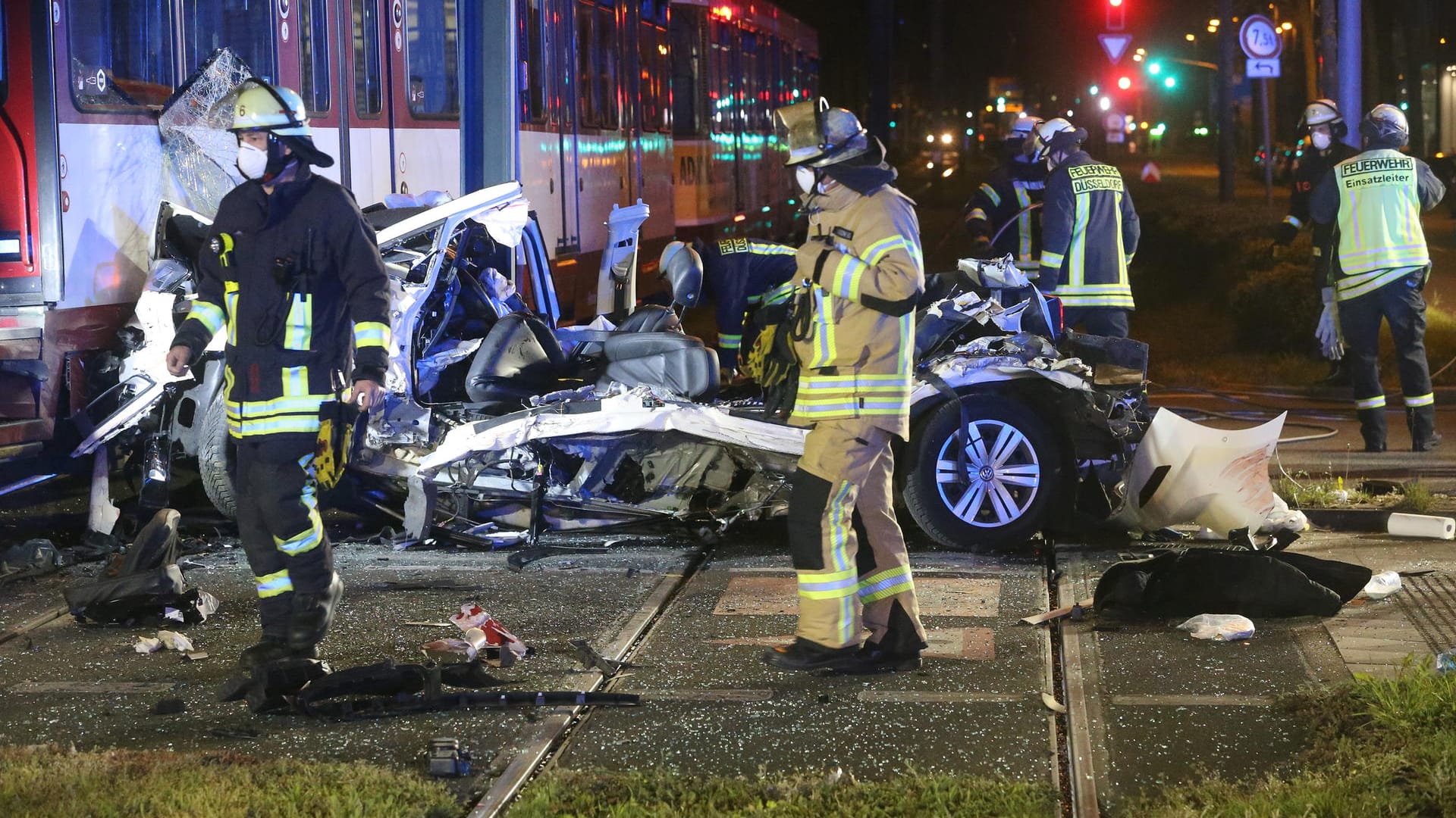 Einsatzkräfte der Feuerwehr untersuchen die Unfallstelle: Beim Wenden war das Fahrzeug von der Straßenbahn erfasst worden. Einsatzkräfte der Feuerwehr untersuchen die Unfallstelle: Beim Wenden war das Fahrzeug von der Straßenbahn erfasst worden.