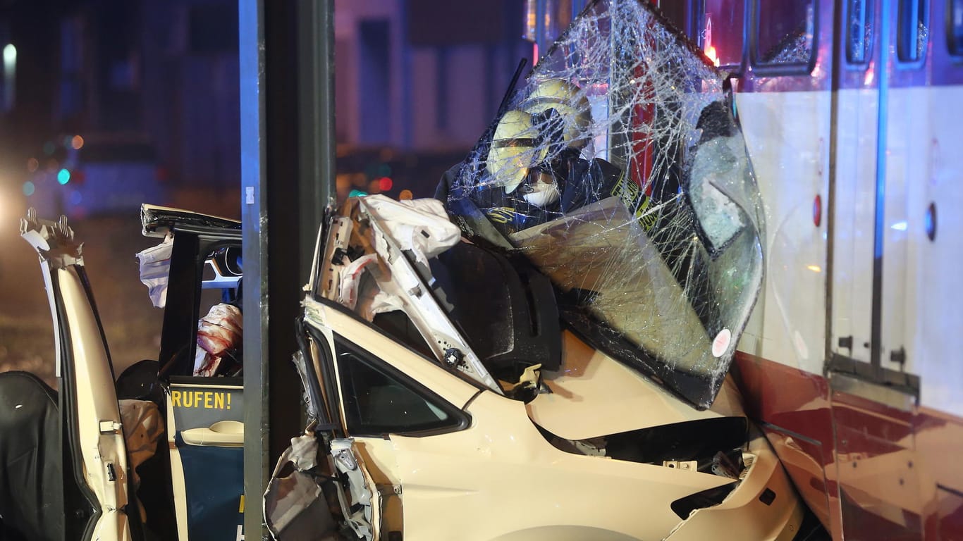 Eine Unfallstelle, an der ein Auto mit einer Straßenbahn zusammengestoßen ist: Das Fahrzeug wurde vollständig zerstört.