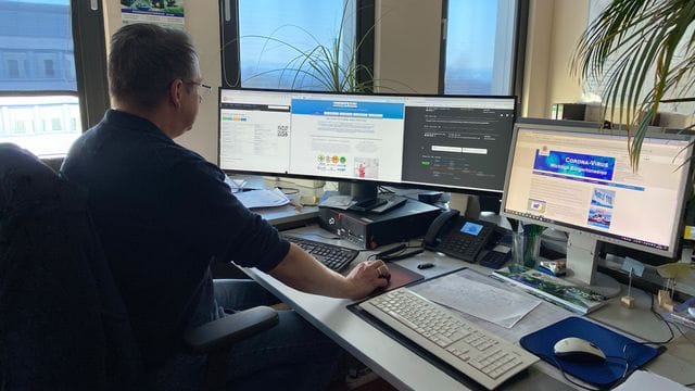 Kriminalhauptkommissar Frank Peter aus dem Zentralkommissariat für Internetkriminalität im Polizeipräsidium Osthessen (Fulda) in seinem Büro. Kriminalhauptkommissar Frank Peter aus dem Zentralkommissariat für Internetkriminalität im Polizeipräsidium Osthessen (Fulda) in seinem Büro.