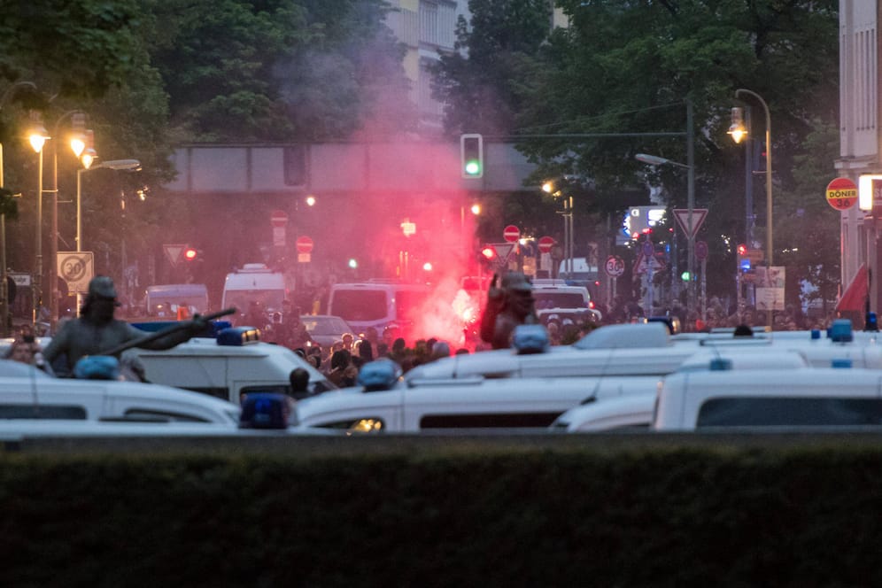 Bengalisches Feuer in der Mariannenstraße am 1. Mai 2020: Auch in diesem Jahr rechnen Polizei und Senat wieder mit tausenden Demonstranten.