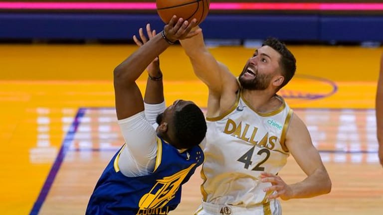 Die Dallas Mavericks um Nationalspieler Maxi Kleber (r) setzten sich bei den Golden State Warriors durch.