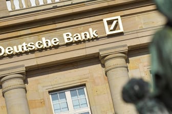 Eine Filiale der Deutschen Bank: Das Geldhaus verdient so gut wie zuletzt in 2014.