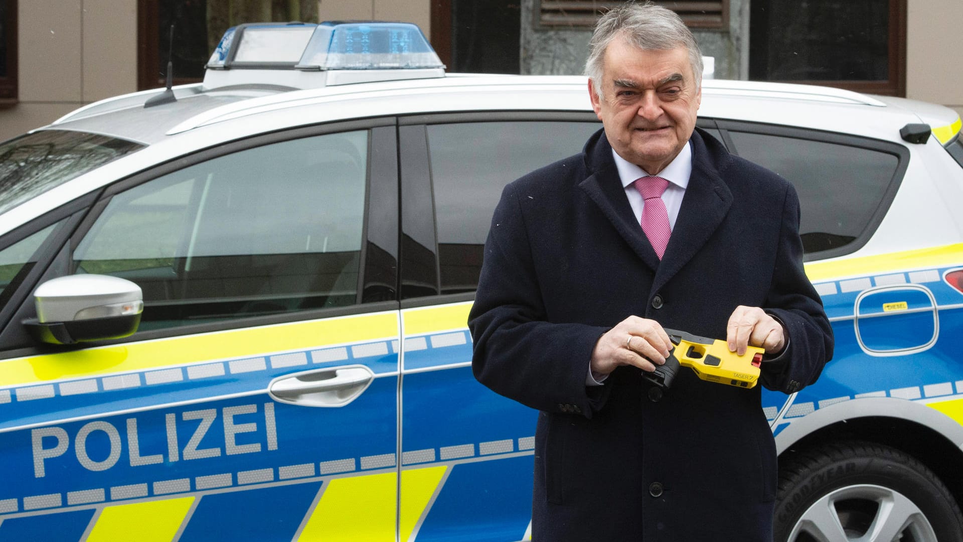 Herbert Reul, Innenminister von NRW (Archivbild): Hier präsentiert er einen Taser für das Pilotprojekt im Land.