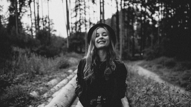 Bringt Glamour in die Tristesse: Die Fotografin Caroline Guth (undatierte Aufnahme). Bringt Glamour in die Tristesse: Die Fotografin Caroline Guth (undatierte Aufnahme).