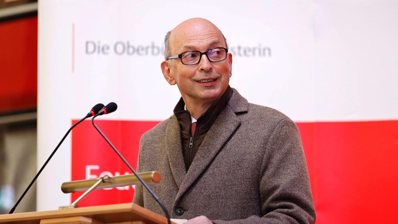 Johannes Nießen bei einer Pressekonferenz (Archivbild): Er hat sich für die Aufhebung der Impf-Reihenfolge ausgesprochen.