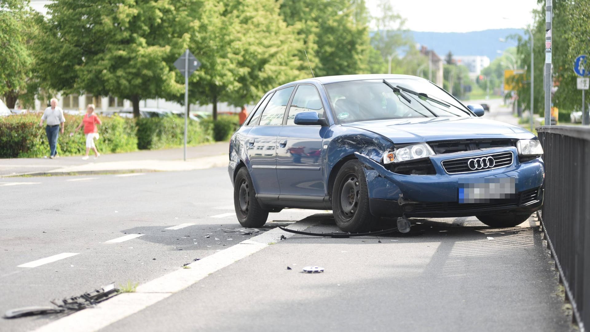 Ein Auto prallt in ein Brückengeländer (Symbolbild): Bei einem Unfall in Essen ist es zu einem ähnlichen Vorfall gekommen. Ein Auto prallt in ein Brückengeländer (Symbolbild): Bei einem Unfall in Essen ist es zu einem ähnlichen Vorfall gekommen.