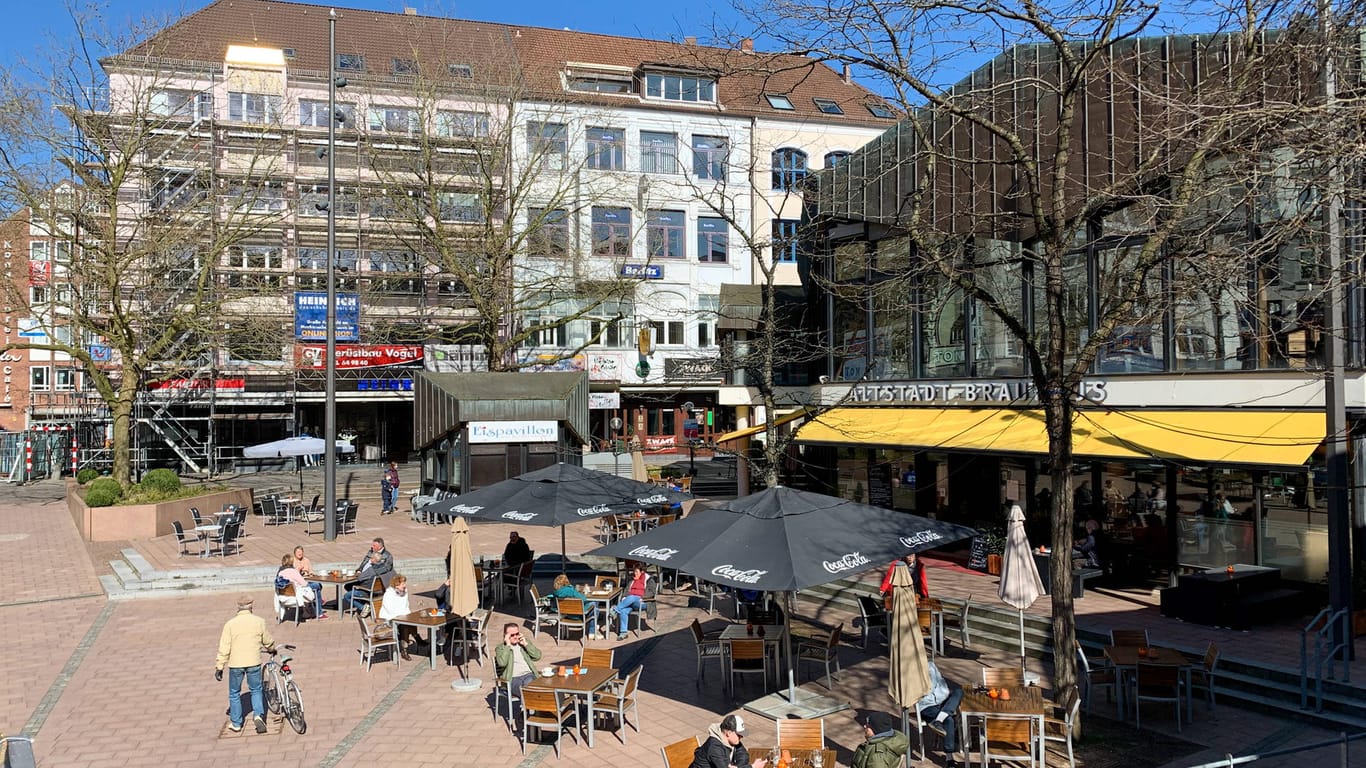 In der Kieler Innenstadt sitzen Menschen im Außenbereich eines Cafés (Symbolbild): Seit zwei Wochen dürfen die Gastronomen wieder Gäste bewirten.