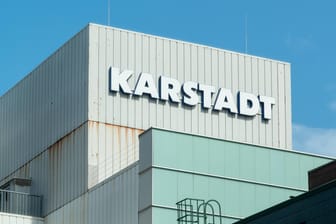Karstadt-Filiale in Kiel (Symbolbild): Das Unternehmen hat den Strukturwandel bereits vor der Krise zu spüren bekommen.