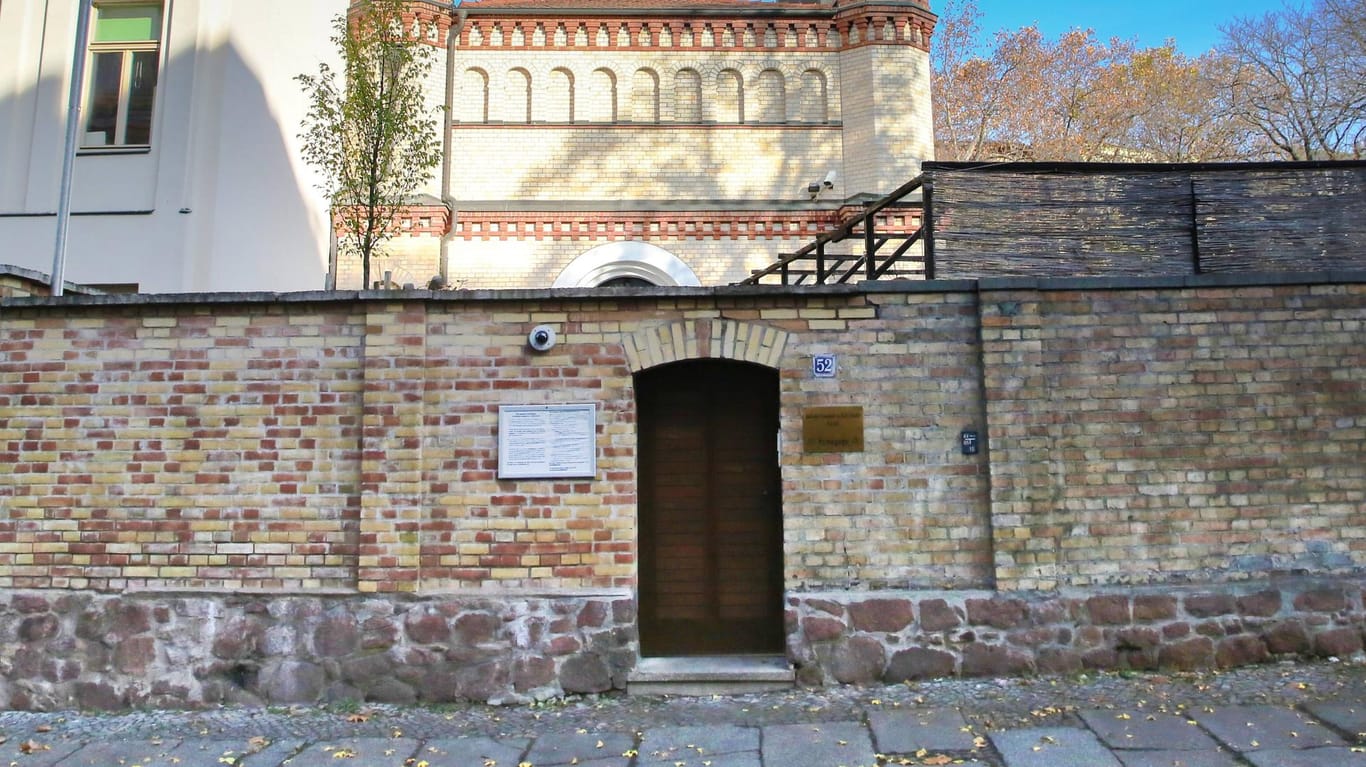Synagoge der jüdischen Gemeinde in Halle: Diese Tür verhinderte beim Anschlag 2019 Schlimmes.