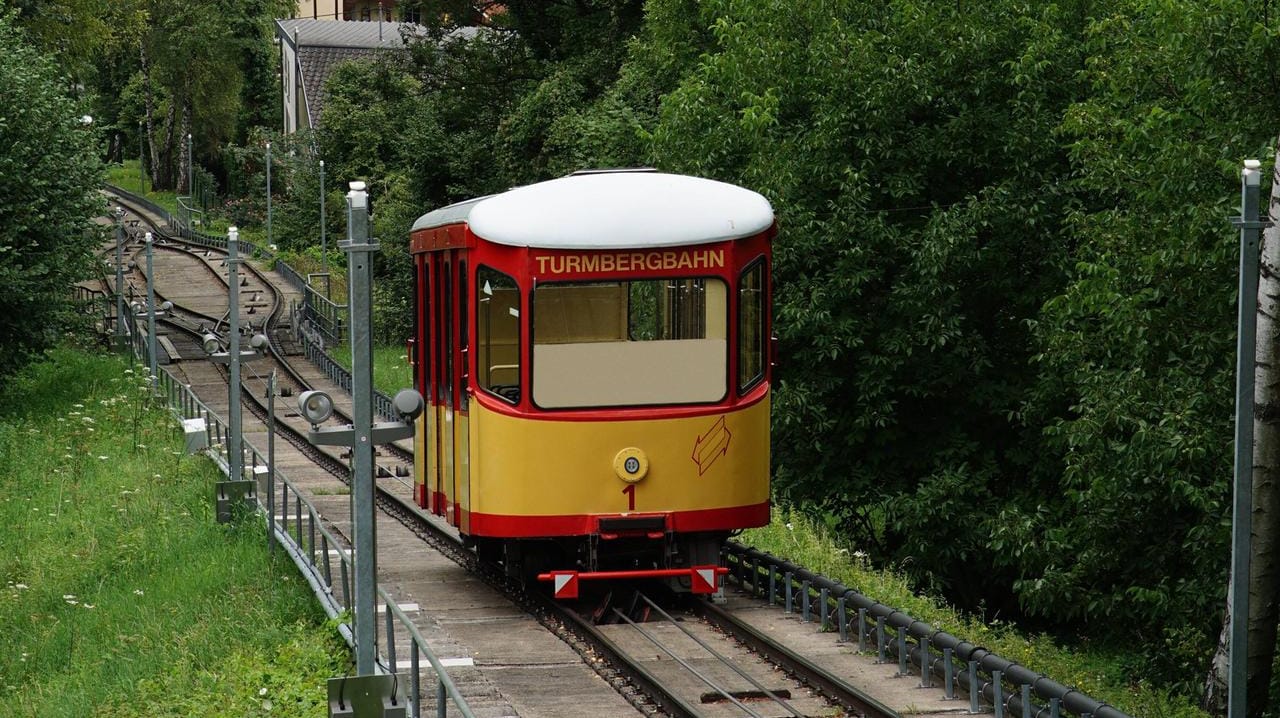 Die Turmbergbahn fährt den Berg hinauf (Archivbild): Das Karlsruher Wahrzeichen ist in die Jahre gekommen.