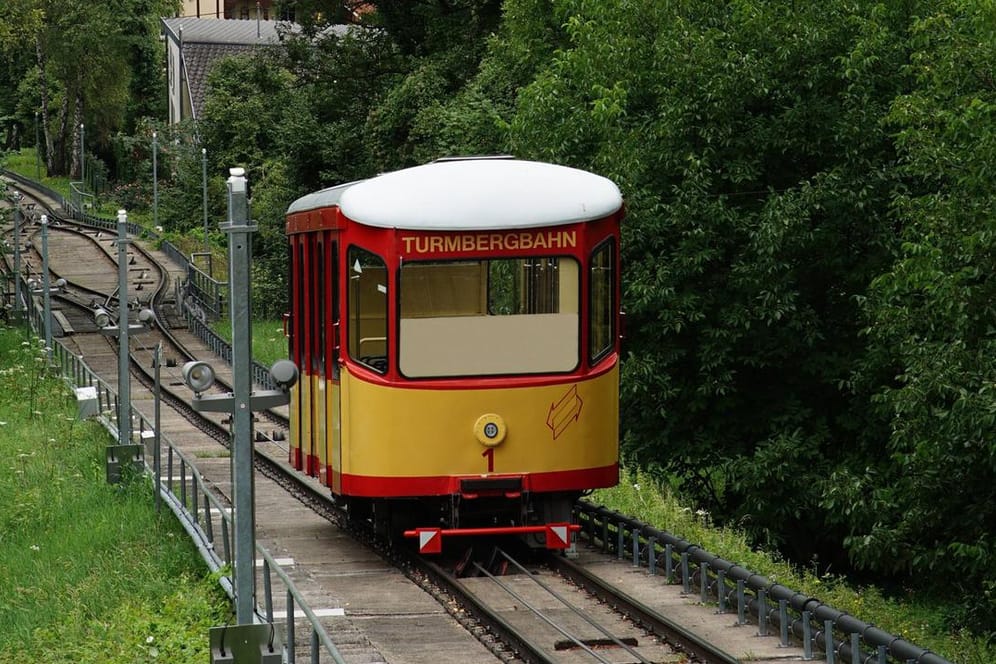 Die Turmbergbahn fährt den Berg hinauf (Archivbild): Das Karlsruher Wahrzeichen ist in die Jahre gekommen.