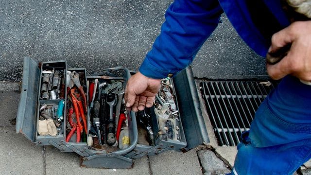 Seriöse Handwerker lassen sich gut durch Empfehlungen von Freunden und Familie finden.