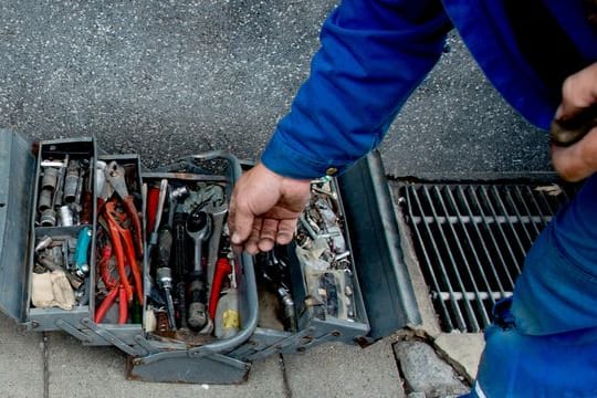 Seriöse Handwerker lassen sich gut durch Empfehlungen von Freunden und Familie finden.