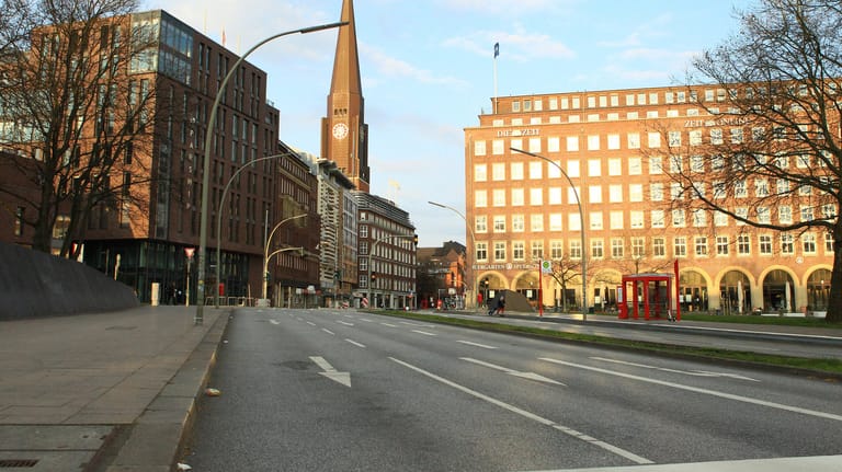 Straße in der Hamburger Innenstadt: Gerade in der Hansestadt zeigt sich eine deutliche Corona-Kluft zwischen reichen und ärmeren Stadtteilen.