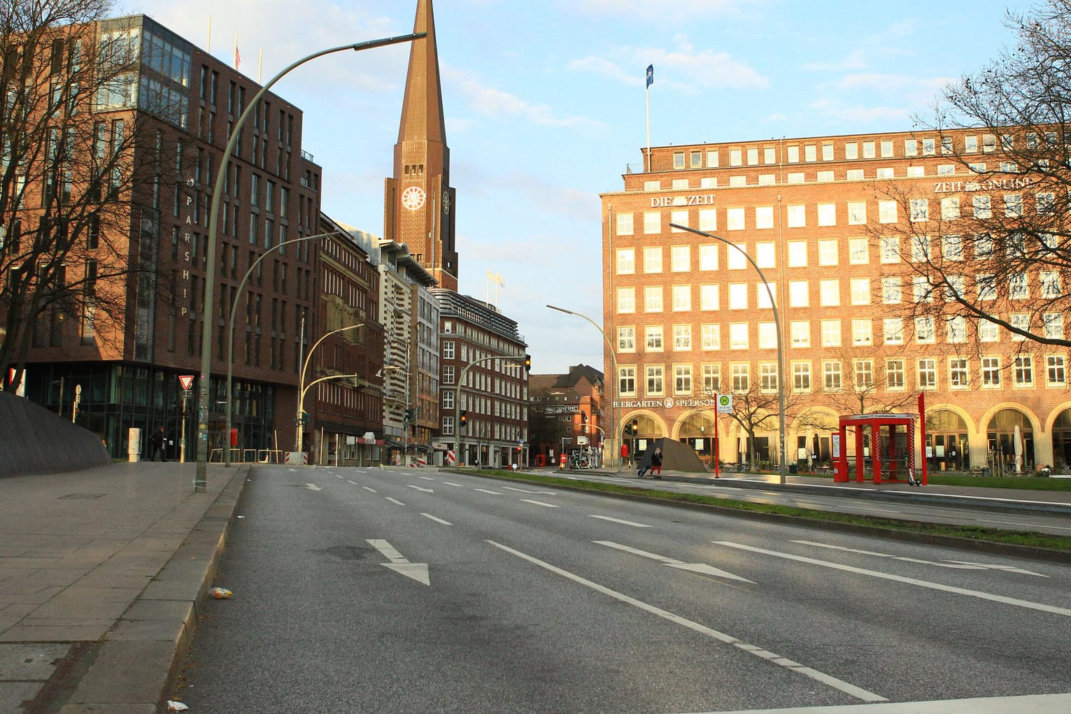 Straße in der Hamburger Innenstadt: Gerade in der Hansestadt zeigt sich eine deutliche Corona-Kluft zwischen reichen und ärmeren Stadtteilen.