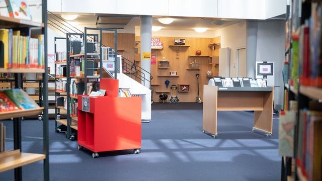 Die "Bibliothek der Dinge" ist hinter Büchern im Bibliothekszentrum Sachsenhausen zu sehen.