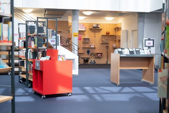 Die "Bibliothek der Dinge" ist hinter Büchern im Bibliothekszentrum Sachsenhausen zu sehen.