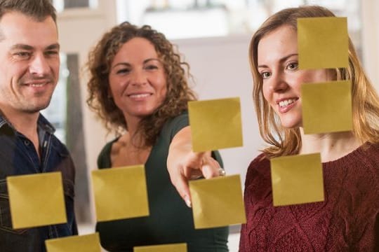 Auch wenn einem eine Kollegin oder ein Kollege nicht direkt sympathisch ist: Mit einer offenen Einstellung trägt man zu einer konstruktiven Arbeitsatmosphäre bei.