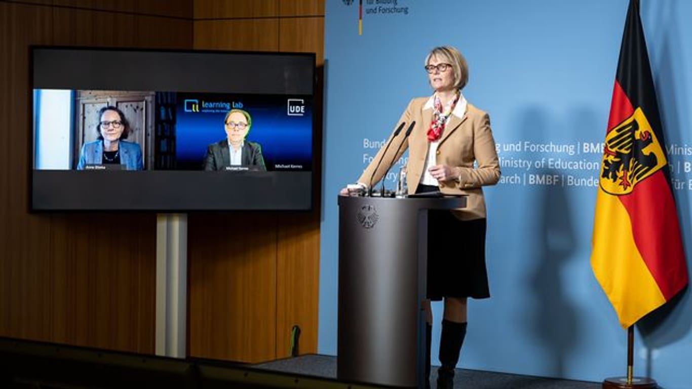 Anja Karliczek (CDU), Bundesministerin für Bildung und Forschung, äußert sich zusammen mit den per Video zugeschalteten Experten bei einer Pressekonferenz zum Aufbau einer Nationalen Bildungsplattform.