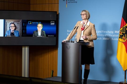 Anja Karliczek (CDU), Bundesministerin für Bildung und Forschung, äußert sich zusammen mit den per Video zugeschalteten Experten bei einer Pressekonferenz zum Aufbau einer Nationalen Bildungsplattform.