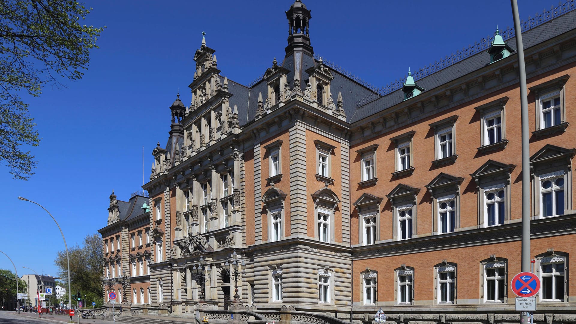 Hamburger Landgericht (Archivbild): Sollte der Angeklagte ein vollständiges Geständnis ablegen, erwartet ihn eine dreijährige Freiheitsstrafe. Hamburger Landgericht (Archivbild): Sollte der Angeklagte ein vollständiges Geständnis ablegen, erwartet ihn eine dreijährige Freiheitsstrafe.
