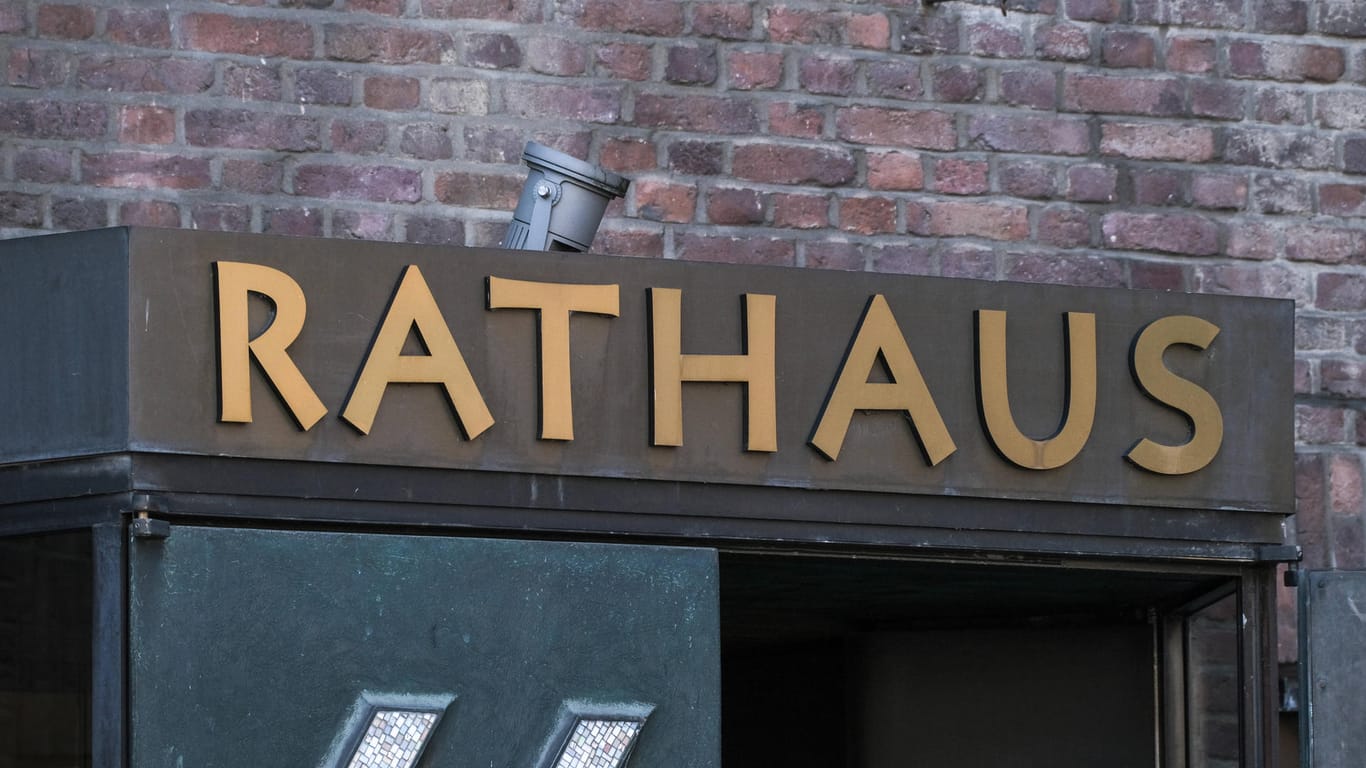 Rathaus-Schriftzug in Düsseldorf