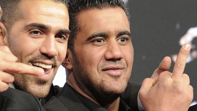 Rapper Bushido und Clanchef Arafat Abou-Chaker zeigen ihre Mittelfinger: Gegen die ehemaligen Geschäftspartner laufen Ermittlungen. Rapper Bushido und Clanchef Arafat Abou-Chaker zeigen ihre Mittelfinger: Gegen die ehemaligen Geschäftspartner laufen Ermittlungen.