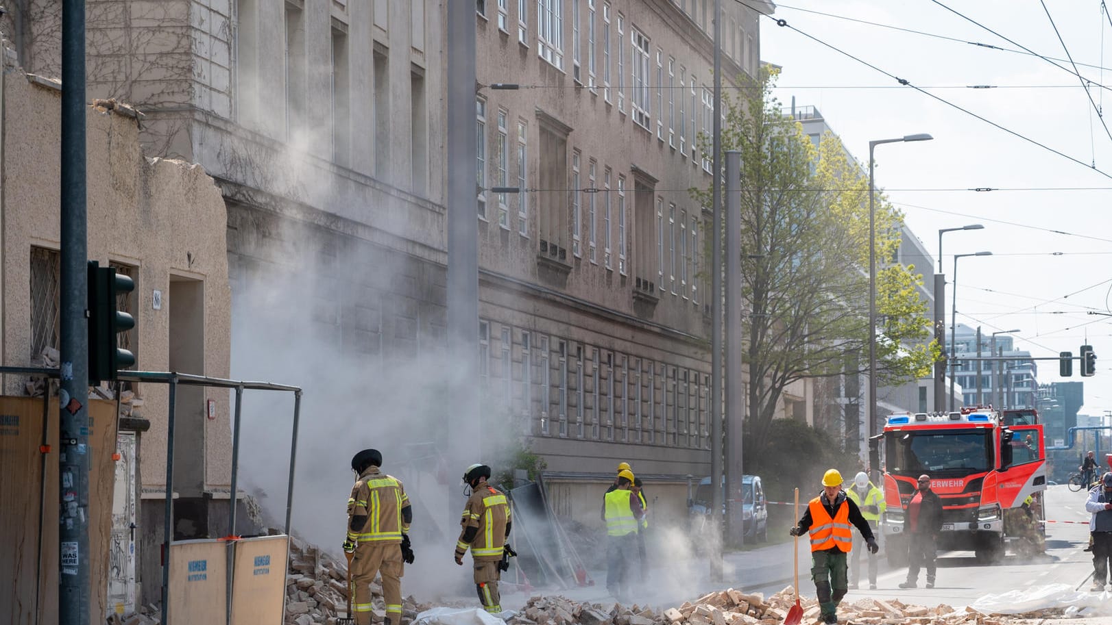 Nachdem ein Baugerüst und ein Teil einer Hausfassade auf die Invalidenstraße gefallen war, räumt die Feuerwehr die Straße wieder frei: Auf dem Gerüst befanden sich zum Unfallzeitpunkt vier Bauarbeiter. Nachdem ein Baugerüst und ein Teil einer Hausfassade auf die Invalidenstraße gefallen war, räumt die Feuerwehr die Straße wieder frei: Auf dem Gerüst befanden sich zum Unfallzeitpunkt vier Bauarbeiter.
