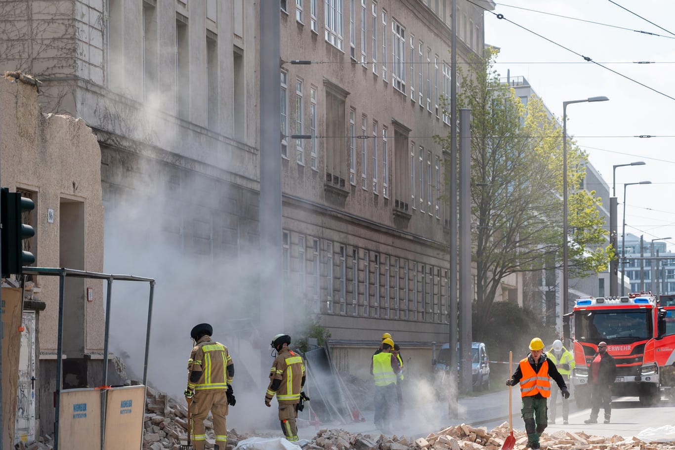 Nachdem ein Baugerüst und ein Teil einer Hausfassade auf die Invalidenstraße gefallen war, räumt die Feuerwehr die Straße wieder frei: Auf dem Gerüst befanden sich zum Unfallzeitpunkt vier Bauarbeiter.