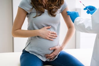 Schwangerschaft (Symboldbild): Einer neuen Studie zufolge erkranken schwangere Frauen nicht öfter, aber häufiger schwerer an Covid-19.