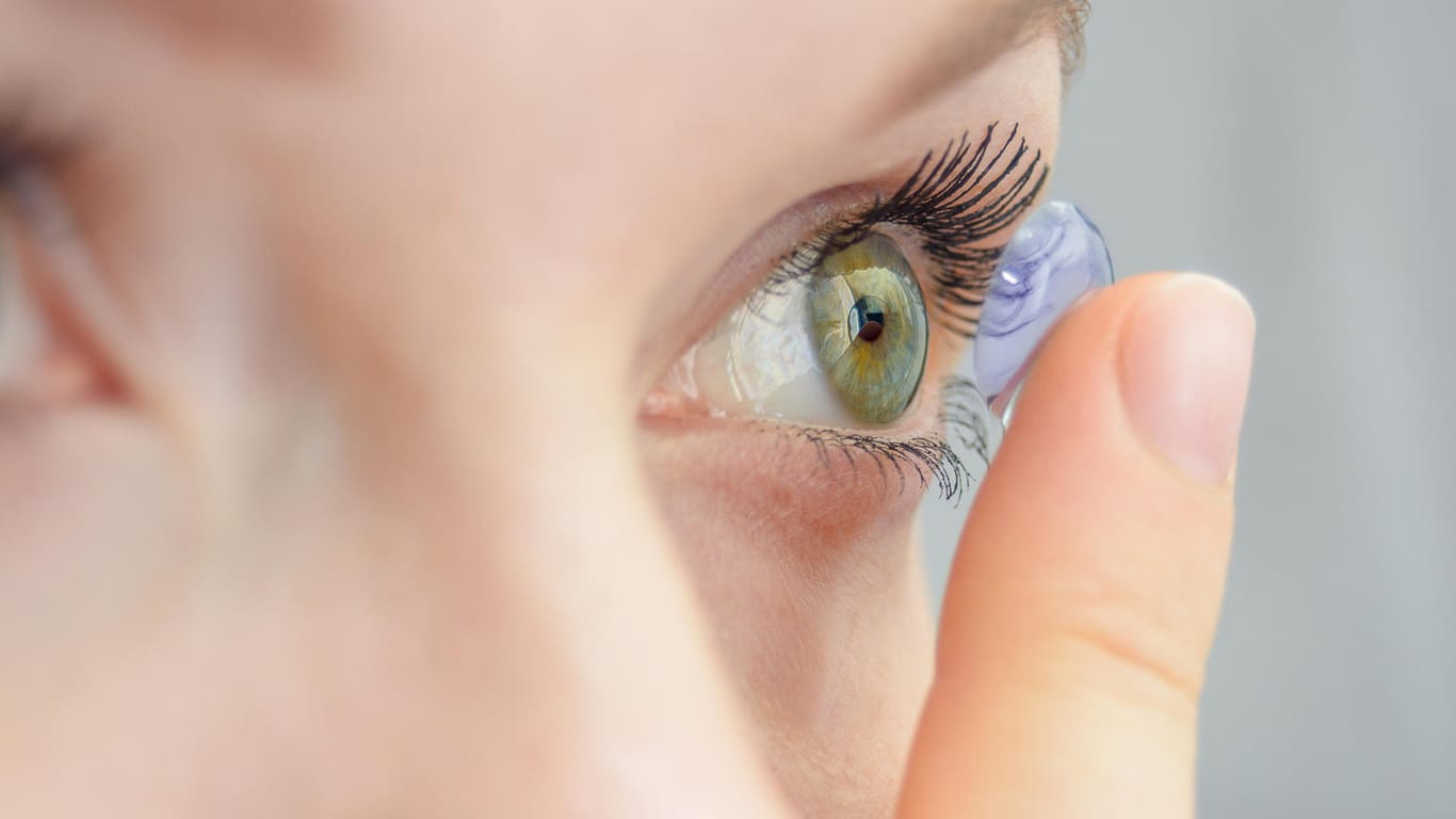 Kontaktlinsen: In der Aufbewahrungsflüssigkeit von manchen Kontaktlinsen steckt Bor.