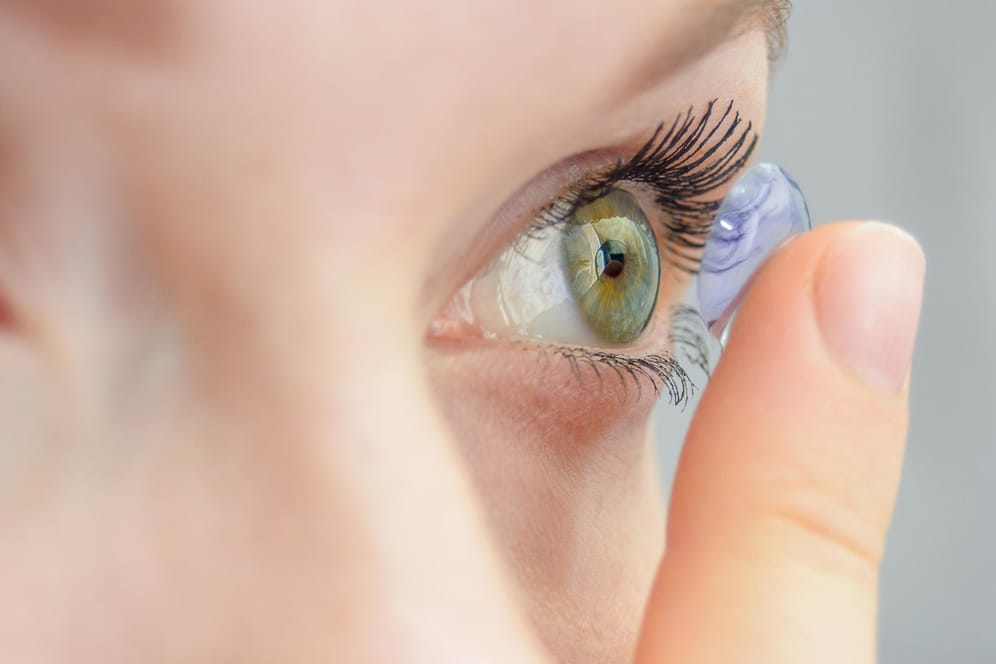 Kontaktlinsen: In der Aufbewahrungsflüssigkeit von manchen Kontaktlinsen steckt Bor.