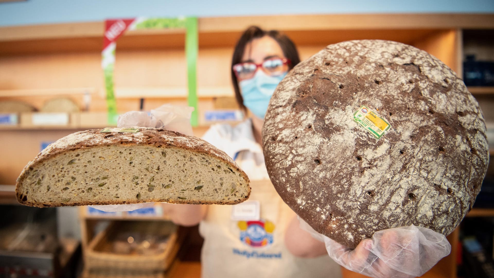 Eine Mitarbeiterin einer Bäckereifiliale der Kette Hofpfisterei hält zwei Brote in der Hand: Seit Jahren gibt es immer wieder Streit um die Markenrechte. Eine Mitarbeiterin einer Bäckereifiliale der Kette Hofpfisterei hält zwei Brote in der Hand: Seit Jahren gibt es immer wieder Streit um die Markenrechte.