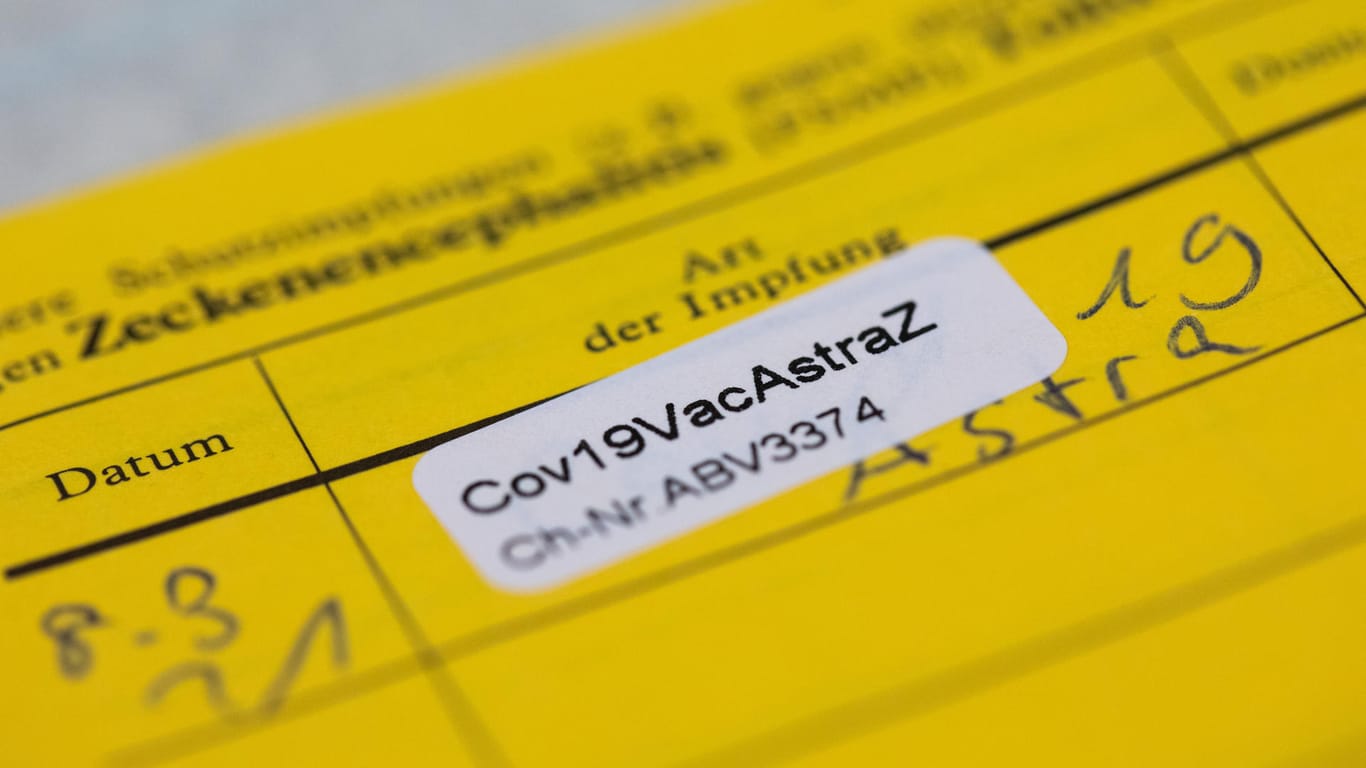 Ein Aufkleber mit der Aufschrift "Cov19VacAstraZ" in einem Impfausweis (Symbolbild): Das LKA Niedersachen warnt vor falschen Impfpässen.