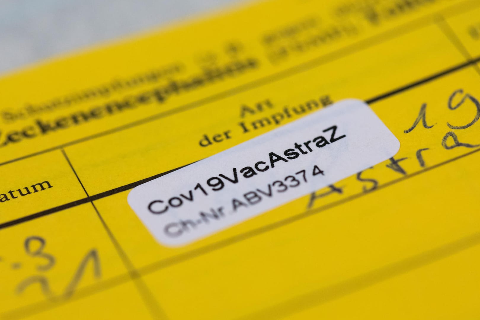 Ein Aufkleber mit der Aufschrift "Cov19VacAstraZ" in einem Impfausweis (Symbolbild): Das LKA Niedersachen warnt vor falschen Impfpässen.