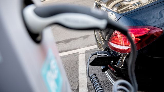 Praktisch für die Reichweitenplanung: Wenn am Arbeitsplatz immer Möglichkeiten zum Aufladen vorhanden sind. Praktisch für die Reichweitenplanung: Wenn am Arbeitsplatz immer Möglichkeiten zum Aufladen vorhanden sind.