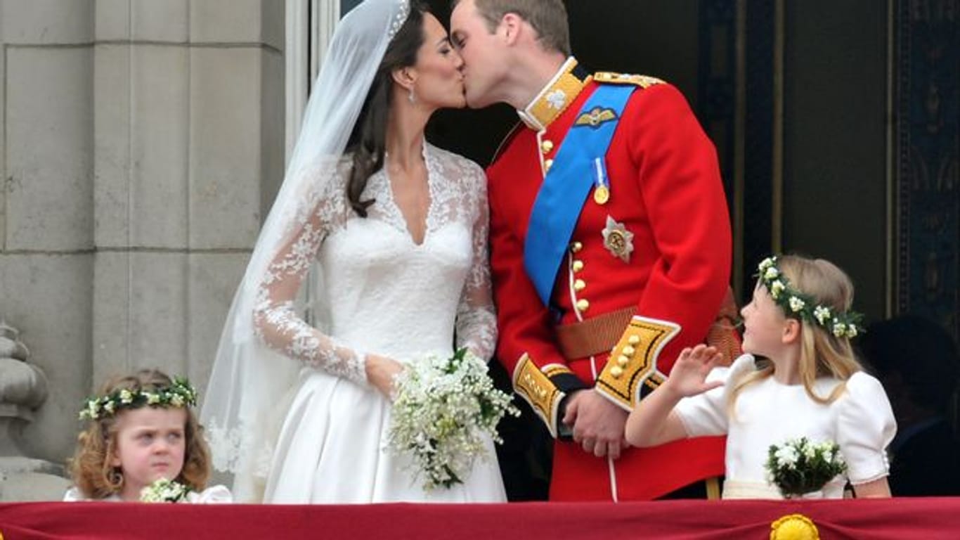 Es war eine Traumhochzeit: William und Kate küssen sich auf dem Balkon des Buckingham-Palastes - und die ganze Welt sieht zu.