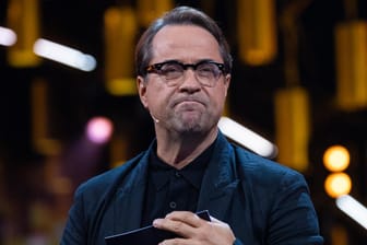 Jan Josef Liefers: Der "Tatort"-Darsteller hat vergangene Woche mit rund 50 weiteren Schauspielern die "Alles dicht machen"-Aktion gestartet und dafür auch viel Kritik einstecken müssen.