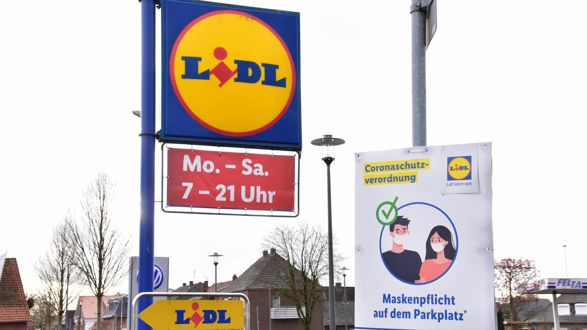 Maskenpflicht im Supermarkt: Discounter wie Lidl dürfen auch im Corona-Lockdown regulär öffnen.