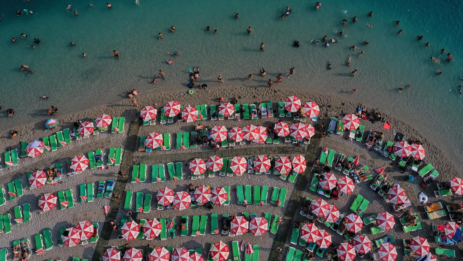 Tourismus in der Türkei: Urlauber an Stränden wie hier am Mittelmeer in Ölüdeniz sind für das Land systemrelevant.