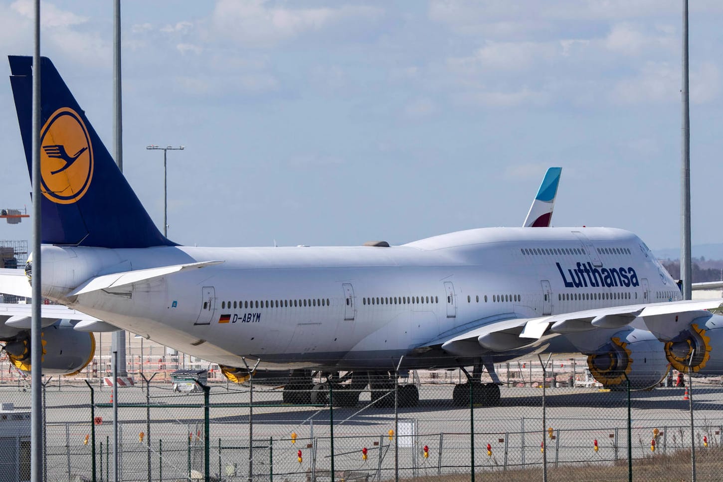 Abgestellte Lufthansa-Boeing 747 (Symbolbild): Die Airline wurde vergangenen Sommer vom deutschen Staat gerettet. Abgestellte Lufthansa-Boeing 747 (Symbolbild): Die Airline wurde vergangenen Sommer vom deutschen Staat gerettet.