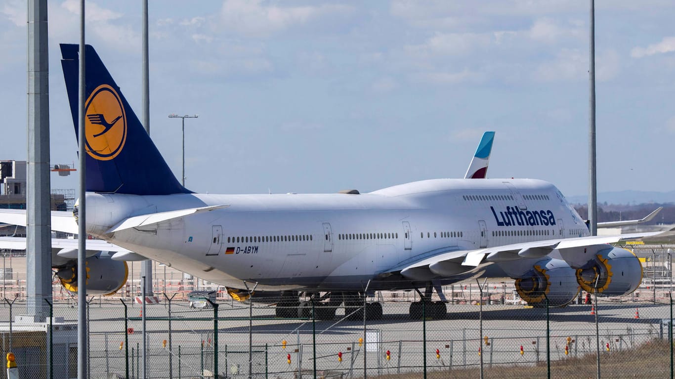 Abgestellte Lufthansa-Boeing 747 (Symbolbild): Die Airline wurde vergangenen Sommer vom deutschen Staat gerettet.