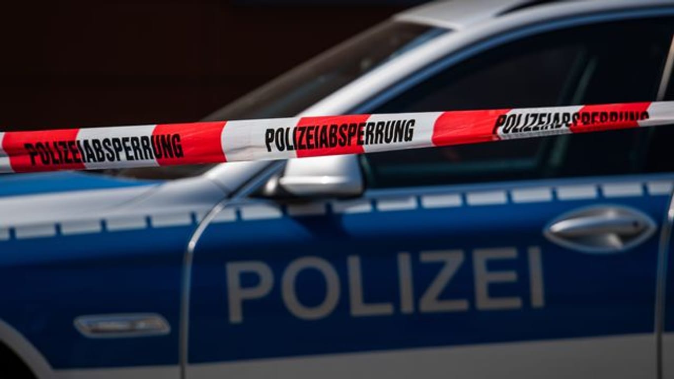 Ein Polizeiauto steht hinter einem Absperrband (Symbolbild): In Bayern hat die Polizei zwei vermisste 14-jährige Mädchen in einer Nacht gefunden.