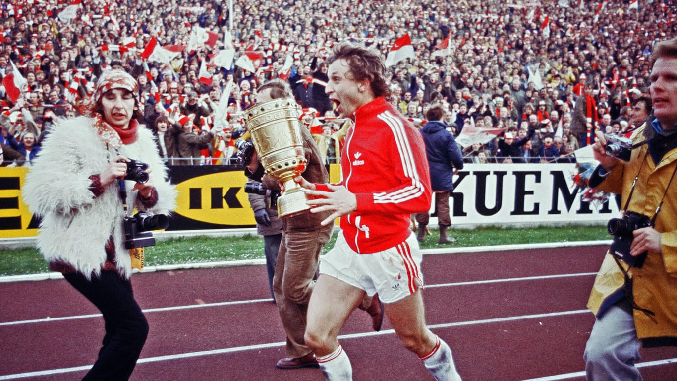 Heinz Flohe mit dem DFB-Pokal: Die Saison 1977/78 ging als die erfolgreichste der Vereinsgeschichte ein.